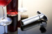 Pompe à vin Aluminium Brossé et Noir Mat & 3 bouchons WA 137